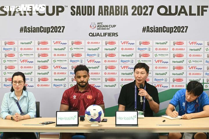 HLV Kim Sang-sik trả lời các câu hỏi về trận đấu. (Ảnh: Thành Vĩnh)