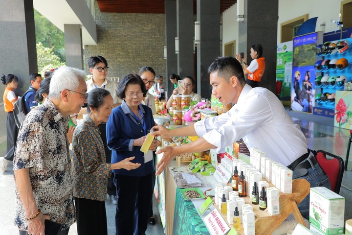 Các sản phẩm tiêu biểu, đạt chuẩn HVNCLC trưng bày tại lễ công bố, được nhiều người tham quan, tìm hiểu.