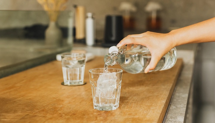 Nhiều người Mỹ tin rằng uống nước đá không gây hại gì cho sức khỏe. (Ảnh: Ostin)