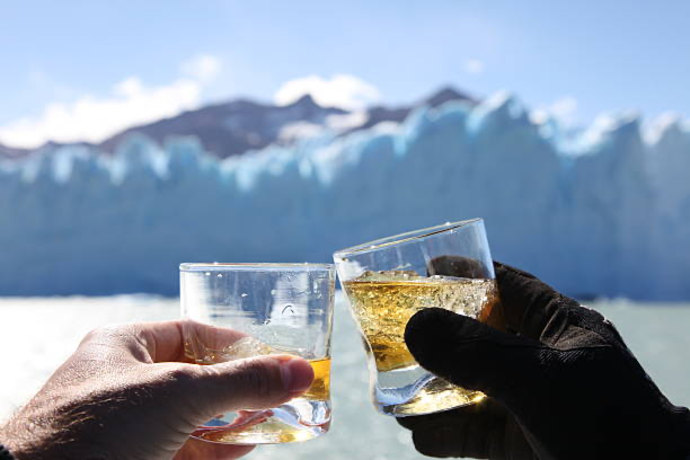 Người Mỹ có sở thích uống 1 ly whiskey đá vào mùa đông. (Ảnh: iStock)