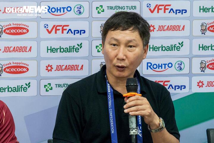 HLV Kim Sang-sik giải thích về cách sử dụng Hoàng Hên. (Ảnh: Thành Vĩnh)