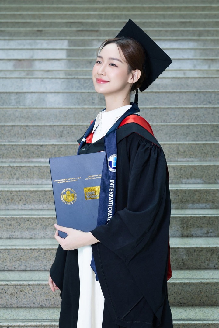 Xuất phát điểm với ngôi Á hậu 1 Miss World Vietnam 2022, Lê Nguyễn Bảo Ngọc được đánh giá là mỹ nhân có trình độ học vấn nổi trội hơn cả. Năm 2025, cô tốt nghiệp đại học loại giỏi, ngành Quản trị kinh doanh, chương trình đào tạo liên kết giữa trường Đại học Quốc tế và Đại học West of England (Anh). Trước đó, người đẹp gây ấn tượng khi nhận được học bổng 10.000 AUD của Đại học New South Wales (Australia), học bổng SEED do chính phủ Canada tài trợ, học bổng Nhà lãnh đạo Liên doanh của Quest Venture Singapore, học bổng từ Đại học Quốc gia Singapore... Về năng lực ngoại ngữ, nàng hậu sở hữu IELTS 8.0.