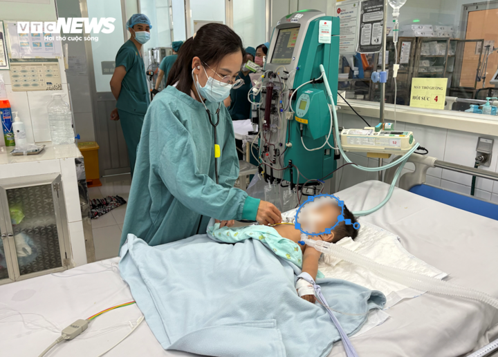 Bệnh nhi mắc tay chân miệng nặng đang thở máy, lọc máu tại Bệnh viện Nhi Đồng 2.