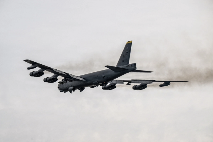 Máy bay B-52 Stratofortress của Mỹ cất cánh thực hiện nhiệm vụ hỗ trợ chiến dịch Epic Fury nhằm vào Iran, từ một địa điểm không được tiết lộ, ngày 22/3/2026. (Ảnh: Reuters)