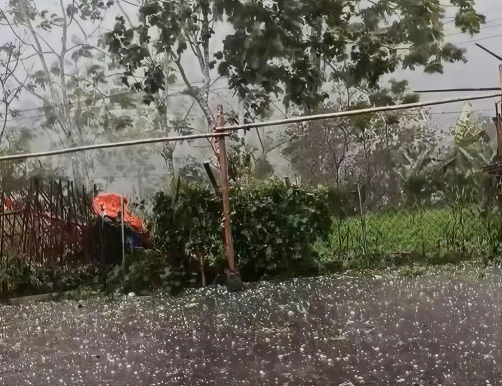 Lượng mưa đá dày tại thôn Pắc Dào, xã Tân Tiến, tỉnh Lạng Sơn. (Ảnh cắt từ clip).