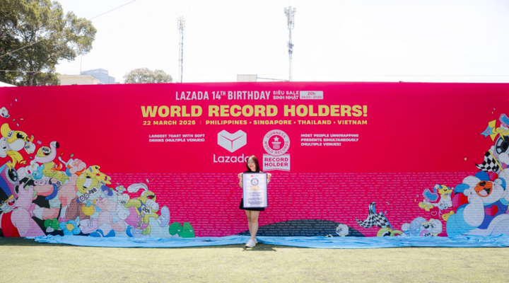Đại diện Lazada Việt Nam nhận bằng kỉ lục Guinness. (Ảnh: Lazada)