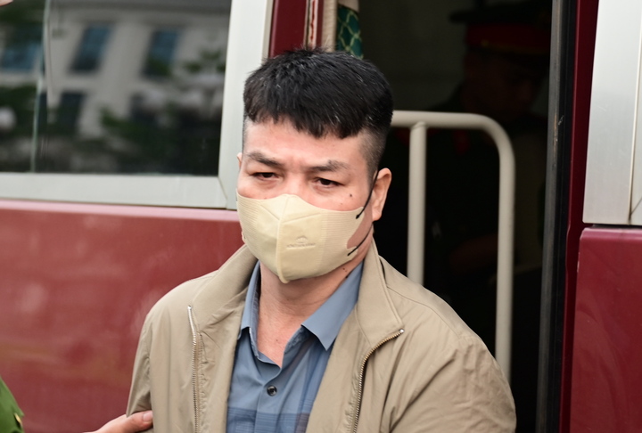 Bị cáo Vũ Đình Thịnh bị dẫn giải tới toà.