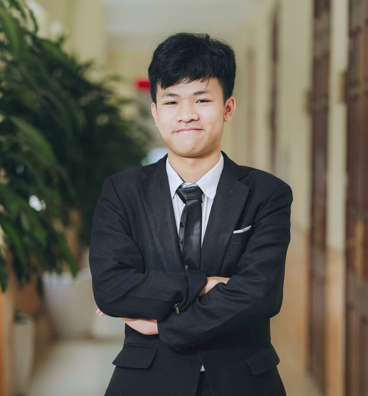 Hồ Hữu Đại, lớp 12 Toán 2 đạt điểm SAT 1600.