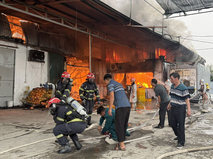 Hiện trường vụ cháy xưởng sản xuất bánh kẹo ở Hà Nội.