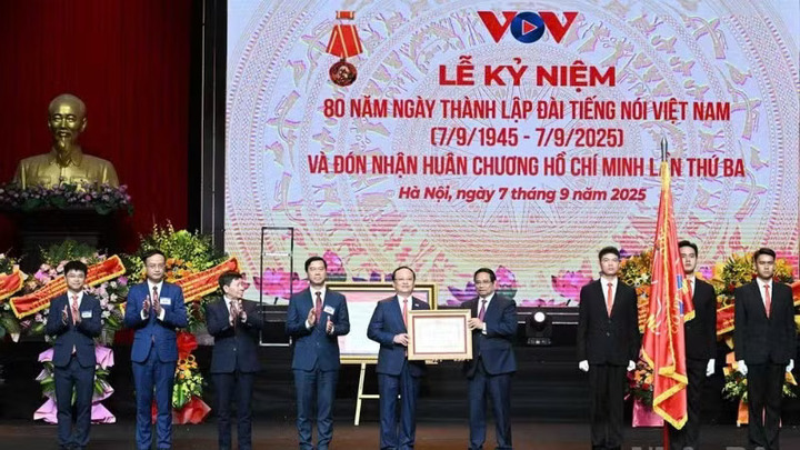 Thủ tướng Phạm Minh Chính trao Huân chương Hồ Chí Minh tặng Đài Tiếng nói Việt Nam. (Ảnh: TRẦN HẢI)