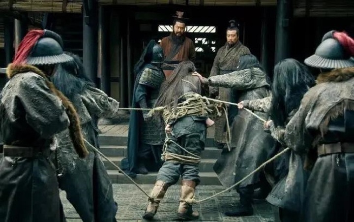 Lã Bố bị trói và áp giải tới gặp Tào Tháo.