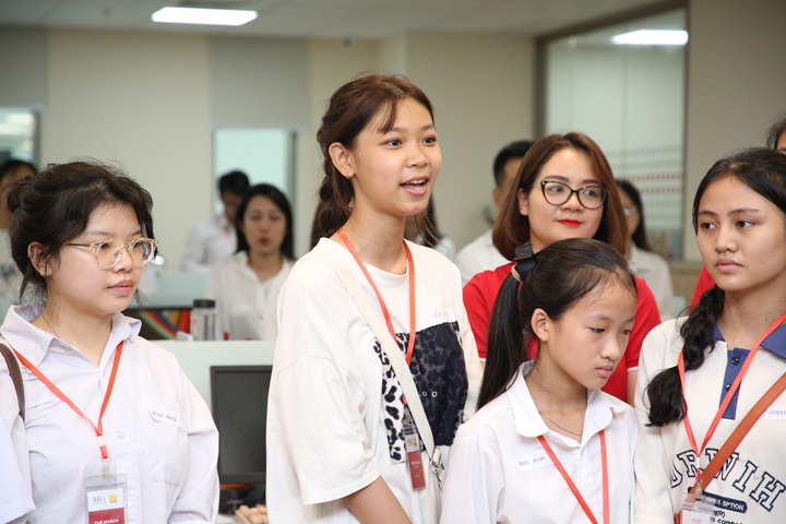 Em Nhi (thứ hai từ trái qua) gửi lời cảm ơn đến Quỹ SeADream khi lần đầu được đến Thủ đô và tham quan Hội sở SeABank.