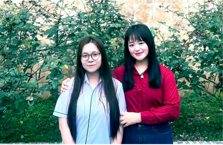 Thu Hà (bên trái) chụp ảnh cùng giáo viên chủ nhiệm. (Ảnh: NVCC)