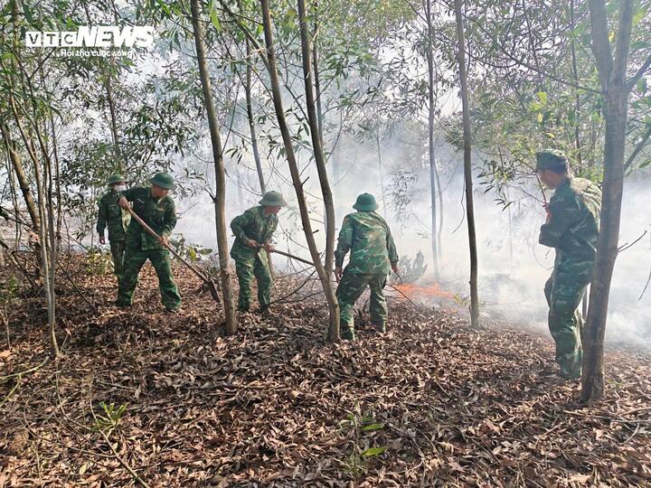 Lực lượng chức năng đang nỗ lực khống chế vụ cháy rừng tràm phòng hộ ven biển ở xã Mỹ Thuỷ (Quảng Trị) xảy ra chiều 1/4. (Ảnh: BPCC)