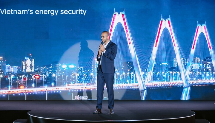 Ông Chandan Singh, Tổng Giám đốc Hitachi Energy Việt Nam, chia sẻ tại hội thảo. (Ảnh: MH)