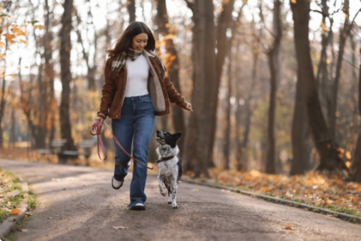 Đi bộ giúp cải thiện tâm trạng và giảm căng thẳng (Ảnh: Shutterstock)