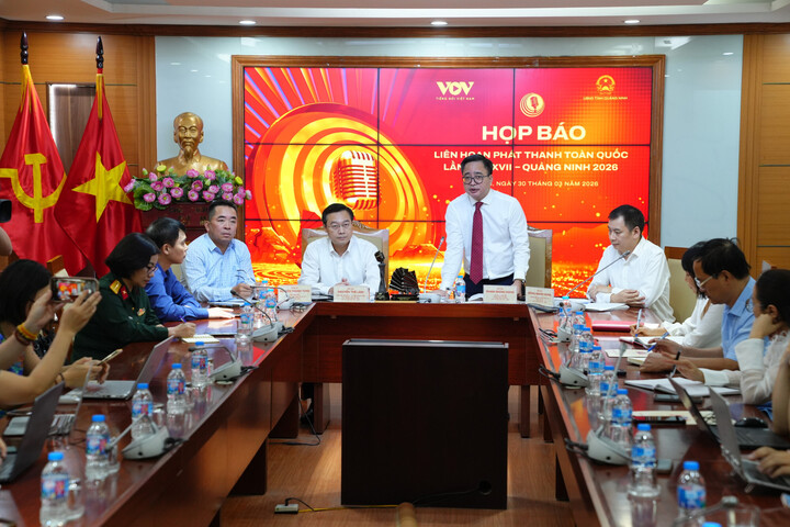 Nhà báo Phạm Mạnh Hùng, Phó Tổng Giám đốc Đài Tiếng nói Việt Nam, Trưởng Ban Tổ chức Liên hoan Phát thanh toàn quốc lần thứ XVII chủ trì cuộc họp báo về Liên hoan. (Ảnh: PV/Vietnam+)