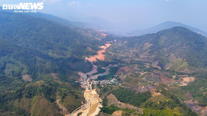Tuyến đường có tổng chiều dài 18,9 km có điểm đầu (km 0) giao với đường Trường Sơn Đông tại ngã ba Đưng K’Nớ (xã Đưng K’Nớ cũ, nay là xã Đam Rông 4) và điểm cuối (Km 18+ 900) tại xã Đạ Long (huyện Đam Rông cũ, nay là xã Đam Rông 4) do Ban Quản lý dự án đầu tư xây dựng công trình giao thông tỉnh Lâm Đồng (nay là Ban Quản lý Dự án Đầu tư xây dựng số 1) làm chủ đầu tư. Công trình được khởi công ngày 1/10/2022, xây dựng theo tiêu chuẩn đường cấp IV miền núi. Trên tuyến bố trí 3 cầu bê tông cốt thép.