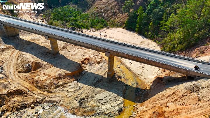 Nếu như ngày trước, đường ra Đà Lạt hoặc từ Đạ Long ra thôn Đưng K'Nớ phải băng rừng lội suối thì bây giờ hệ thống đường xá, cầu đường đã thuận tiện hơn rất nhiều. Người dân rất phấn khởi và vui mừng khi con đường ĐT.722 đã hoàn thành.