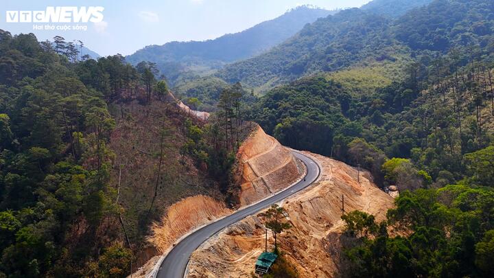 Theo ông Trần Văn Hiệp, Phó Giám đốc Ban Quản lý dự án đầu tư xây dựng số 1 Lâm Đồng, cho biết hiện tại đơn vị thi công đang đẩy nhanh tiến độ để hoàn thành việc trải nhựa 3 km còn lại trên tổng 18,9 km toàn tuyến. Việc trải nhựa sẽ hoàn thành trước tháng 6 để cuối tháng 6 sắp đến là bàn giao công trình.