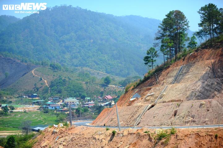 Những hộ dân sống sâu trong rừng núi chỉ biết đi đường đất, nhỏ hẹp, mưa thì nhão, nắng thì bụi lúc này đã được thỏa lòng ước mong bao đời về một con đường xuyên rừng rút ngắn khoảng cách địa lý ra đến phố thị Đà Lạt. Con đường đã mang đến diện mạo mới cho bản làng xa xôi của xã Đam Rông 4: hiện đại và phấn khởi hơn trước rất nhiều.