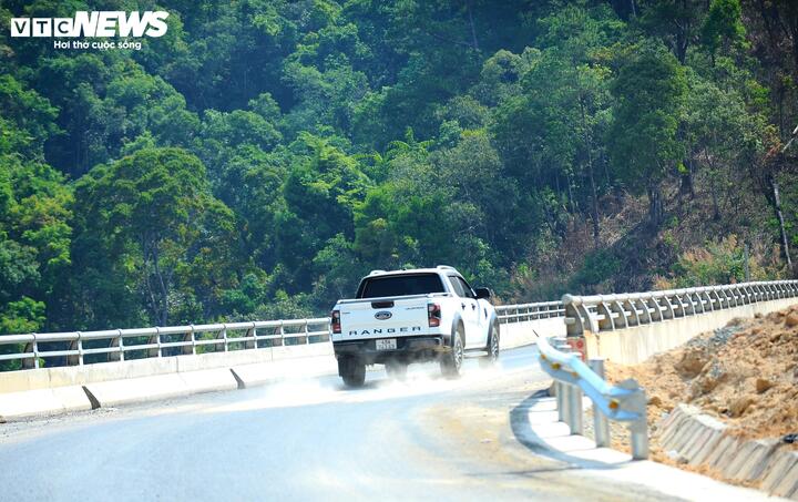 Hiện tại, việc đi lại trên tuyến đường này đã cơ bản thuận tiện. Đơn vị thi công đã làm xong 3 cây cầu kết nối giao thông qua những đoạn suối khiến việc đi lại trở nên thuận tiện hơn.