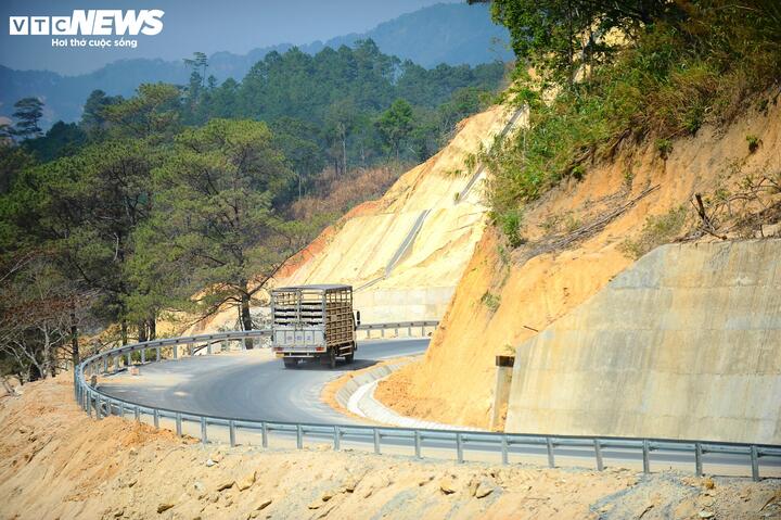 Con đường ĐT.722 xuyên qua nhiều đồi núi hiểm trở, kết nối Lâm Đồng và Đắk Lắk, góp phần hoàn thiện hạ tầng giao thông liên vùng, mở rộng cơ hội phát triển kinh tế, du lịch và thương mại khu vực Tây Nguyên và bà con vùng sâu Đam Rông 4.