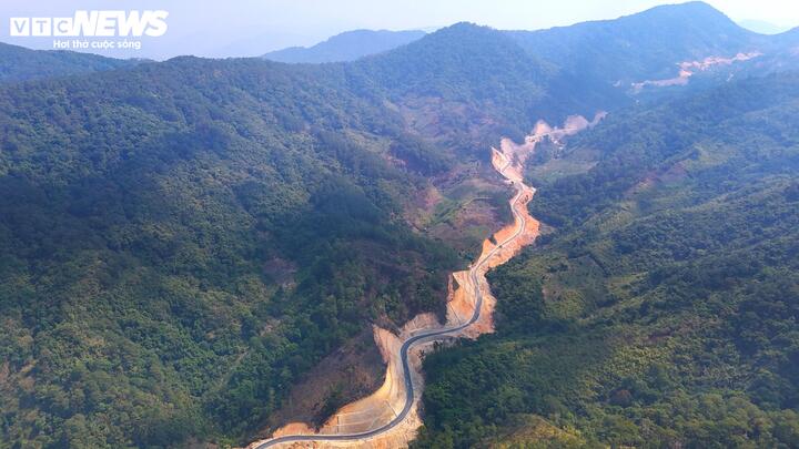 Tuyến đường ĐT.722 được UBND tỉnh Lâm Đồng (cũ) phê duyệt ngày 1/10/2021 với tổng mức đầu tư 600 tỷ đồng. Trong đó ngân sách Trung ương bổ sung có mục tiêu 500 tỷ đồng và ngân sách tỉnh 100 tỷ đồng. Dự án được thực hiện nhằm hình thành tuyến trục dọc song song Quốc lộ 20 kết nối khu vực Đà Lạt và khu vực Đam Rông cũ với tỉnh Đắk Lắk; từng bước hoàn chỉnh hạ tầng giao thông trên địa bàn tỉnh theo quy hoạch được duyệt; đáp ứng nhu cầu giao thông ngày càng tăng, tạo điều kiện thúc đẩy phát triển kinh tế - xã hội, đảm bảo an ninh - quốc phòng tại địa phương.