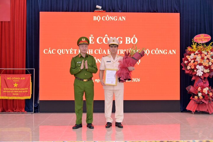 Thượng tướng Nguyễn Ngọc Lâm trao quyết định của Bộ trưởng Bộ Công an về việc điều động, bổ nhiệm Thiếu tướng Dương Đức Hải giữ chức vụ Cục trưởng C07.