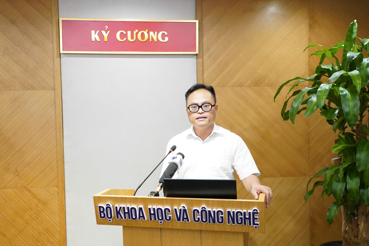 Ông Thái Hữu Lý, Trưởng phòng Phát triển Dịch vụ, Trung tâm Internet Việt Nam, thông tin tại họp báo.