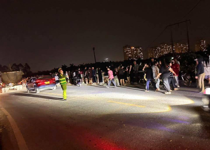 Cán bộ công an điều tiết giao thông khu vực khi có nhiều người dân đổ về theo dõi công tác tìm kiếm.