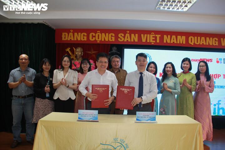 Phó Tổng biên tập phụ trách Báo Điện tử VTC News Ngô Văn Hải và PGS.TS. Trần Quang Tiến – Giám đốc Học viện Phụ nữ Việt Nam trao biên bản thỏa thuận hợp tác.