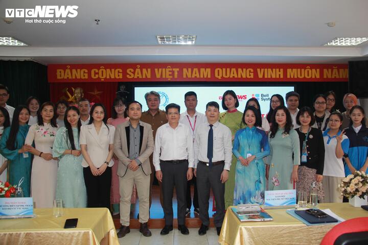 Các bên chụp ảnh lưu niệm.