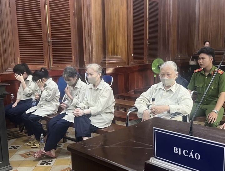 Các bị cáo tại toà.