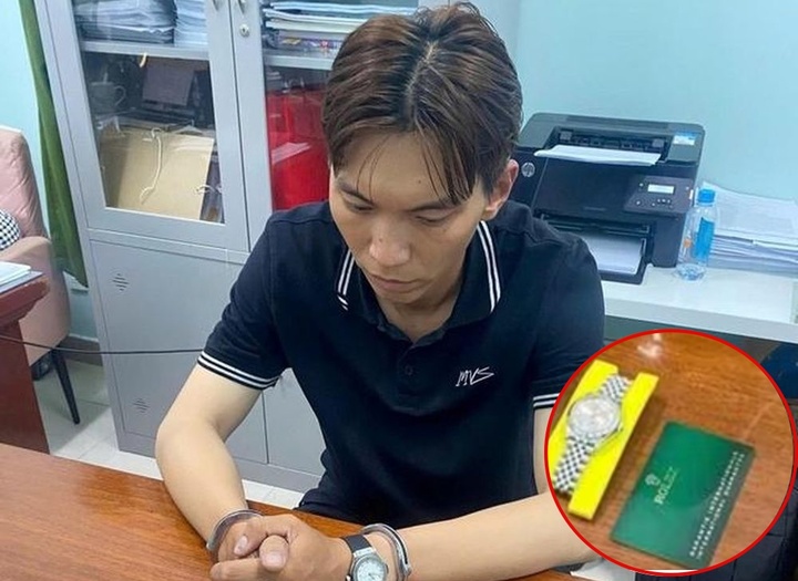 Lê Gia Huy cùng chiếc đồng hồ Rolex tại cơ quan điều tra.