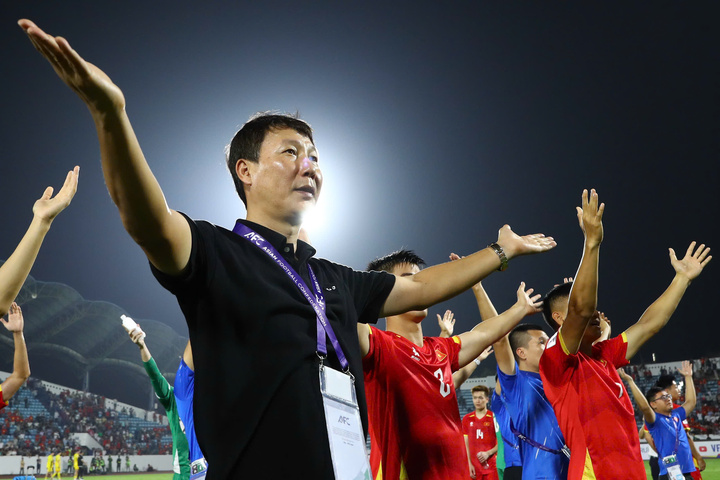 HLV Kim Sang-sik chia vui cùng học trò sau chiến thắng Malaysia.