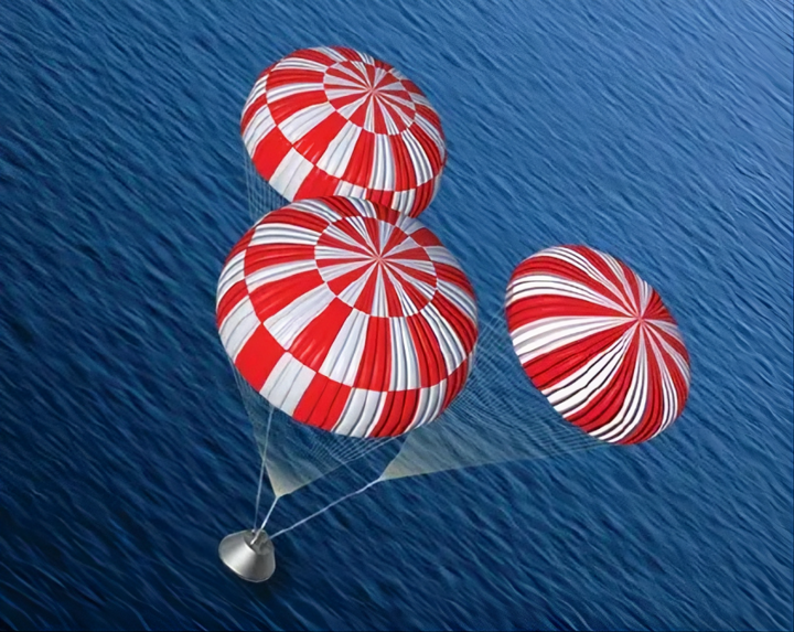 (14) Mô-đun phi hành đoàn Orion hạ cánh xuống Thái Bình Dương. (Nguồn: Roen Kelly)