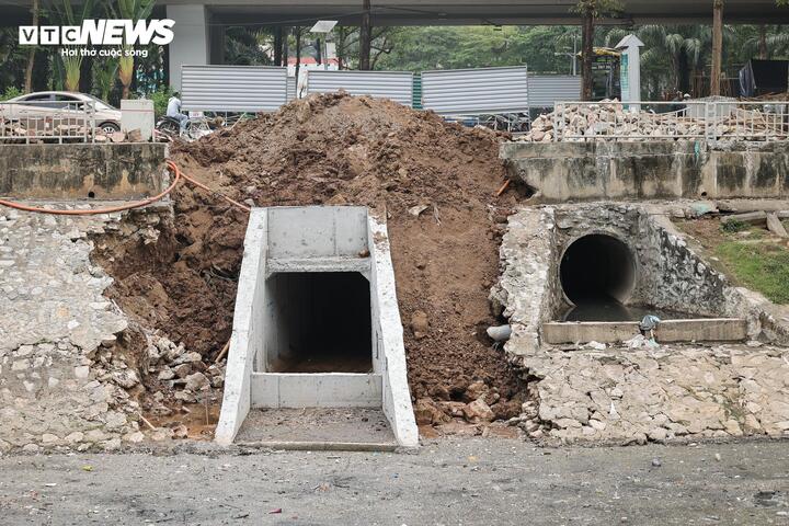 Tại khu vực đầu đường Hoàng Quốc Việt, dự án kênh Thụy Phương – điểm cuối đổ ra sông Tô Lịch với tổng mức đầu tư 920 tỷ đồng – đang được thi công khẩn trương, nhằm giảm ngập cho các khu đô thị phía Bắc Hà Nội và bổ cập nguồn nước ổn định cho dòng sông.