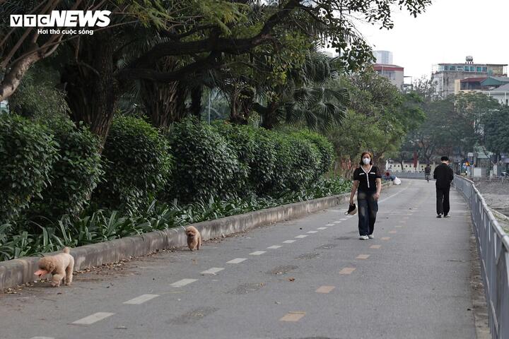 “Cách đây gần một tuần, nước sông còn khá trong, không có mùi hôi. Nhưng hiện nay đã chuyển sang đục và bắt đầu bốc mùi khó chịu trở lại”, chị Hoàng Khánh Linh (phường Cầu Giấy) cho biết, đồng thời bày tỏ mong muốn sông Tô Lịch sớm được cải thiện bền vững để người dân có không gian xanh, sạch dọc hai bên bờ.