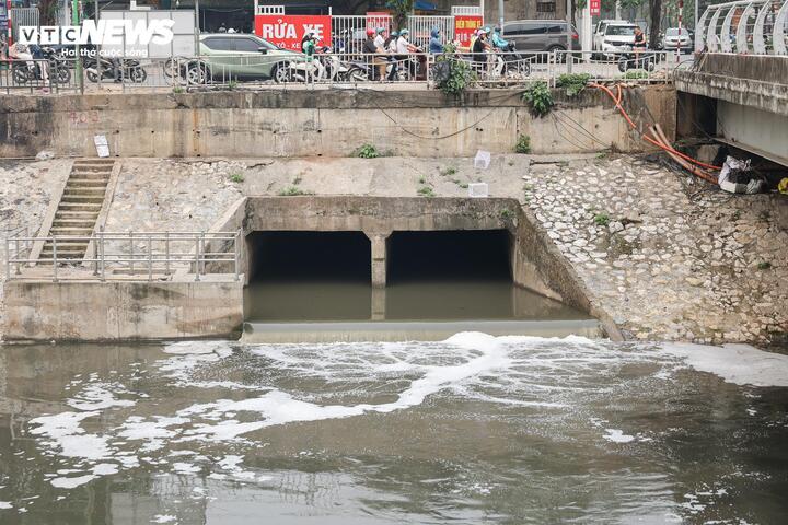Chiều 31/3, ghi nhận tại khu vực đầu đường Nguyễn Khánh Toàn, một cống xả lớn đang thải trực tiếp lượng nước đáng kể ra sông.