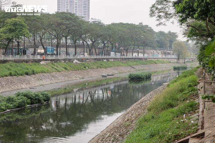 Tuy nhiên, một trong những thách thức lớn hiện nay là lượng bùn đáy còn tồn đọng khá lớn, trung bình khoảng 70–80cm, có nơi lên tới 1m. Đây là yếu tố ảnh hưởng trực tiếp đến chất lượng nước và quá trình phục hồi lâu dài của dòng sông. Trong thời gian tới, khi tiếp tục được bổ cập nước từ kênh Thụy Phương và triển khai các bước nạo vét giai đoạn tiếp theo, lượng bùn đáy dự kiến sẽ giảm đáng kể. Qua đó, chất lượng nước sẽ được cải thiện, hướng tới mục tiêu phục hồi bền vững cho dòng sông gắn bó lâu đời với Thủ đô.