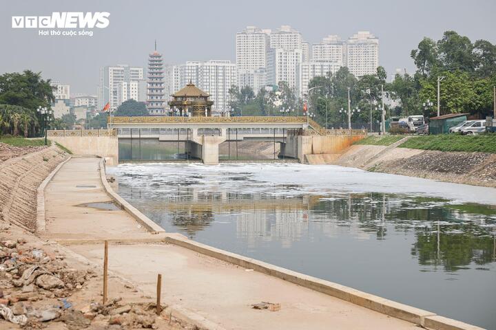 Sau thời gian dài thi công, hành lang hai bên sông Tô Lịch cũng đã cơ bản được hoàn thiện.