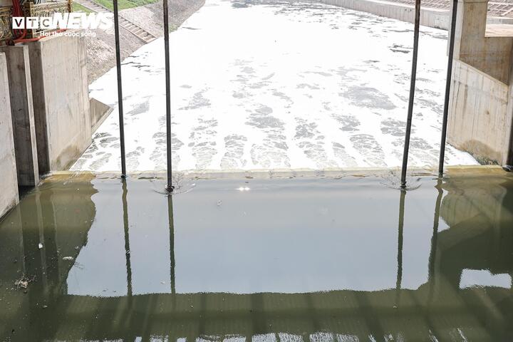 “Gia đình tôi sống sát bờ sông nhiều năm, trước đây mùi hôi rất nặng, nhất là vào mùa hè, lúc nào cũng phải đóng kín cửa. Nay tình trạng đã cải thiện rõ rệt, tôi thấy rất tốt và hoàn toàn ủng hộ”, bà Nguyễn Thị Chi (phường Thanh Liệt) chia sẻ.