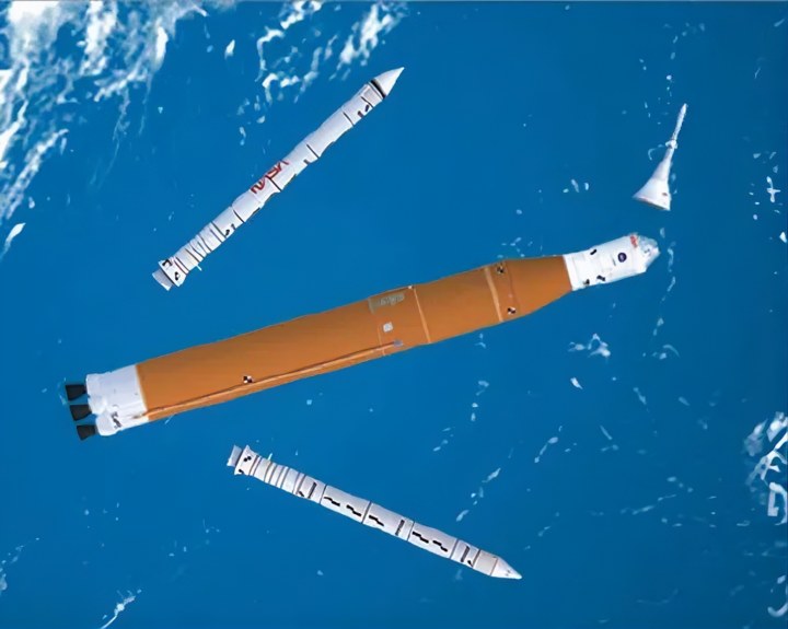 (2) Tên lửa SLS tách bỏ các tầng đẩy rắn, lớp bảo vệ và hệ thống thoát hiểm trong giai đoạn Ascent Jettison. (Nguồn: Roen Kelly)