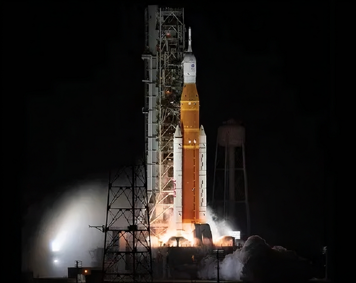 (1) Tên lửa SLS trên bẹ phóng từ Trung tâm Vũ trụ Kennedy, mở đầu hành trình Artemis 2 bay quanh Mặt trăng. (Nguồn: NASA)