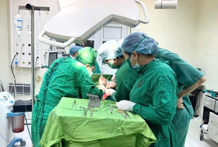 Các bác sĩ tiến hành phẫu thuật cho sản phụ.