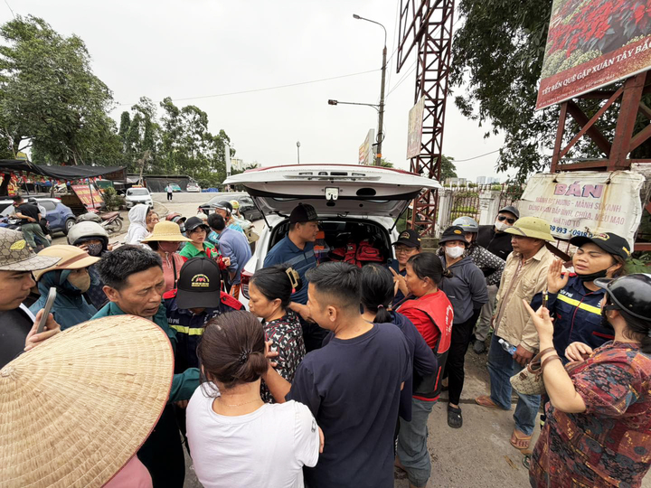 Lực lượng cứu hộ dừng việc tìm kiếm, thu dọn đồ đạc để trở về.