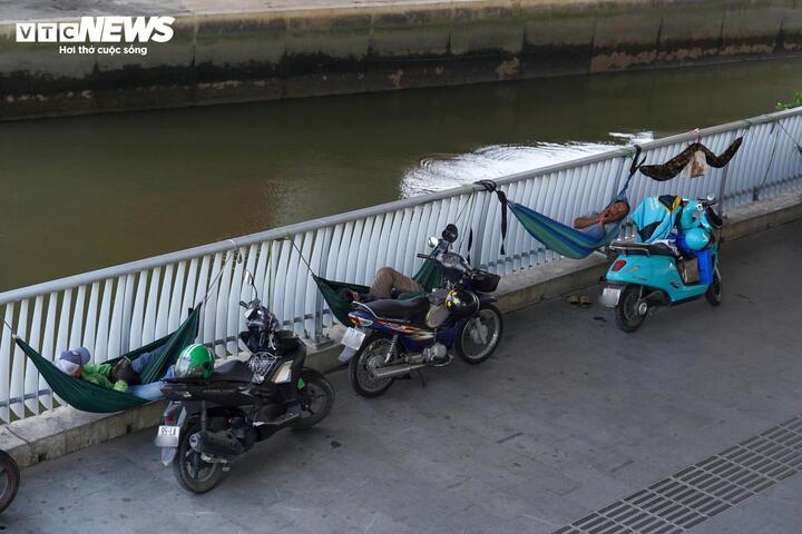 Theo Đài Khí tượng Thủy văn khu vực Nam Bộ, từ ngày 29/3, nhiệt độ cao nhất phổ biến từ 34 - 36°C, trong khi độ ẩm thấp nhất chỉ từ 36 - 58%. Thời điểm nắng nóng gay gắt nhất tập trung vào khoảng từ 12h đến 15h hàng ngày.