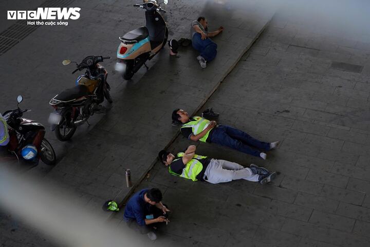 Muôn kiểu tránh nắng nóng của người dân TP.HCM - 7