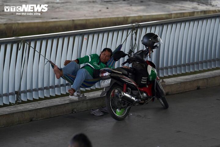 Muôn kiểu tránh nắng nóng của người dân TP.HCM - 6